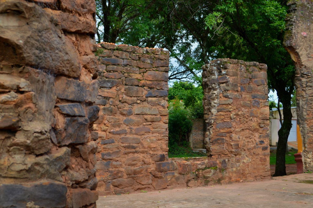 Ruinas de las murallas jesuíticas